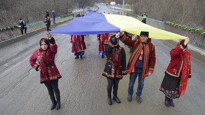 Тернопільщину та Хмельниччину з’єднали 50-метровим прапором. ФОТО