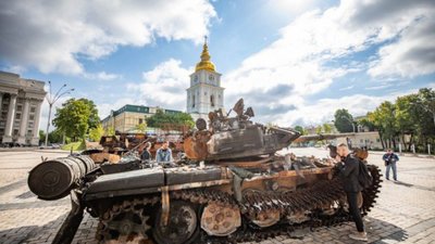 У Тернополі виставлять спалену військову техніку рашистів