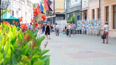 "Воїни світла": у Тернополі просто неба презентували виставку картин поранених військових