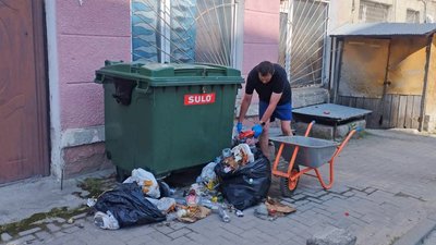 Чоловік висипав тачку сміття просто на тротуар: його змусили прибрати. ФОТО