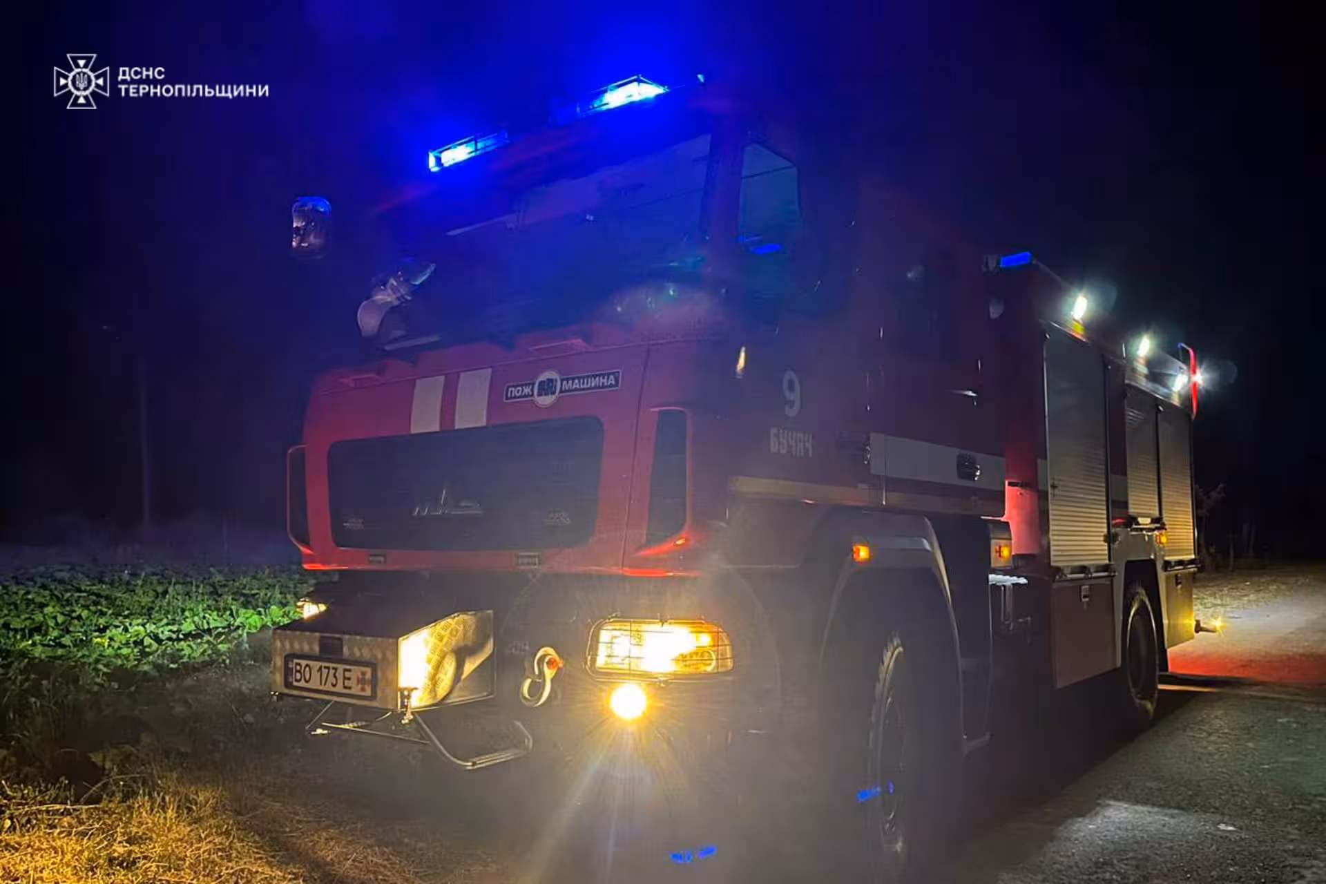 У Тернополі горів склад: пожежники врятували два автомобілі і два човни