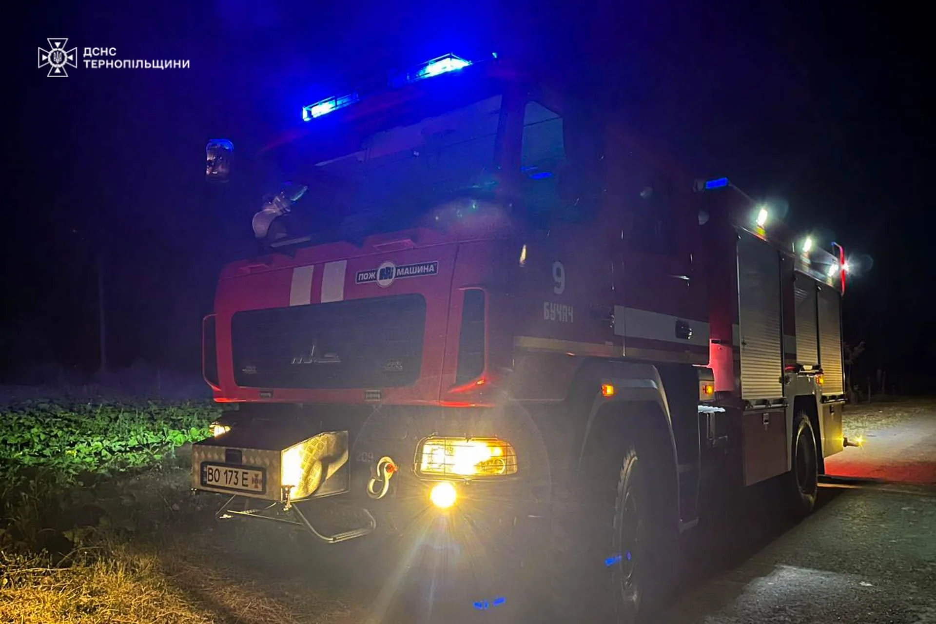 У Тернополі горів склад: пожежники врятували два автомобілі і два човни