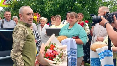 З квітами і короваєм: на Тернопільщині урочисто зустріли звільнених із полону захисників. ФОТО