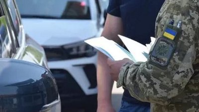 Шестеро чоловіків заблокували автомобіль ТЦК і вимагали віддати їм мобілізованого