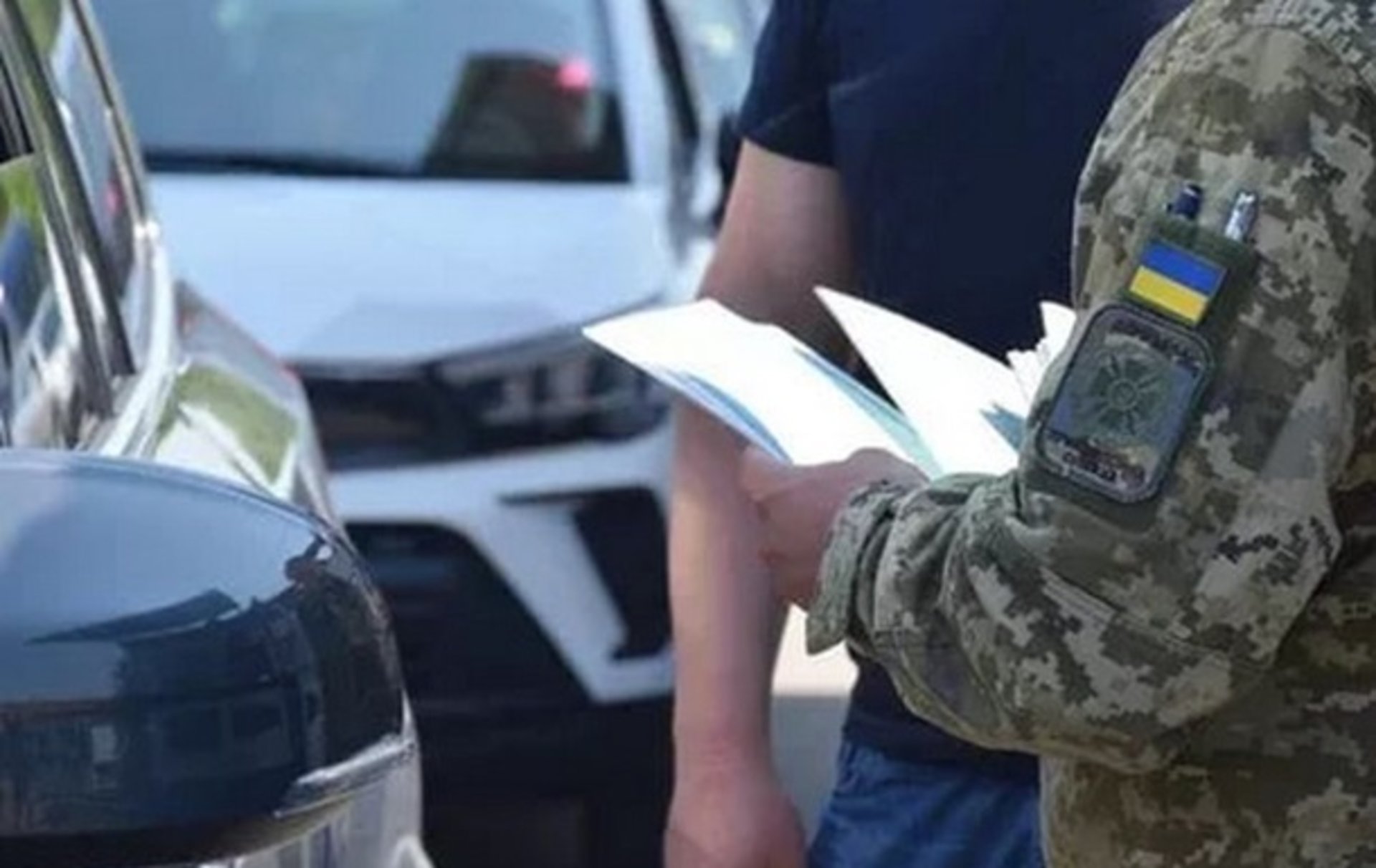 Шестеро чоловіків заблокували автомобіль ТЦК і вимагали віддати їм мобілізованого