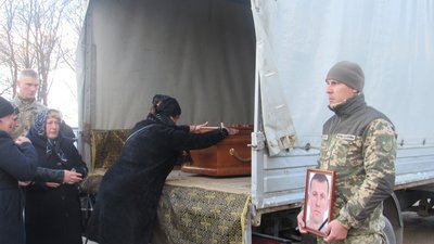 "Вірив у світле, бо й сам був світлим": на Тернопільщині прощаються із Героєм Володимиром Сировим. ФОТО