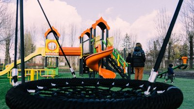 Новий дитячий майданчик відкрили в одному з парків Тернополя. ФОТО