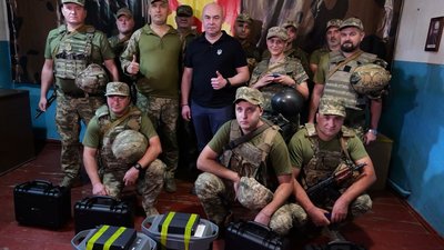 Сергій Надал на фронті передав воїнам 44-ї артилерійської бригади квадрокоптери та зарядні станції