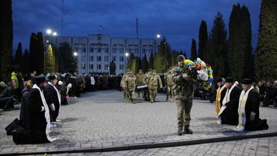 Під жалібні звуки пісні "Пливе кача": на Тернопільщині прощаються із загиблим Героєм. ФОТО