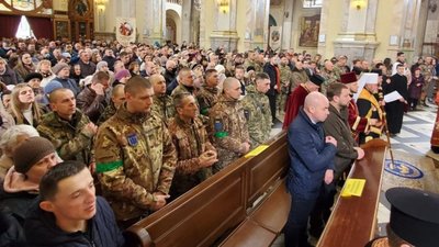 "Колективна молитва дуже сильна": у Тернополі відбулася особлива Хресна дорога. ФОТО