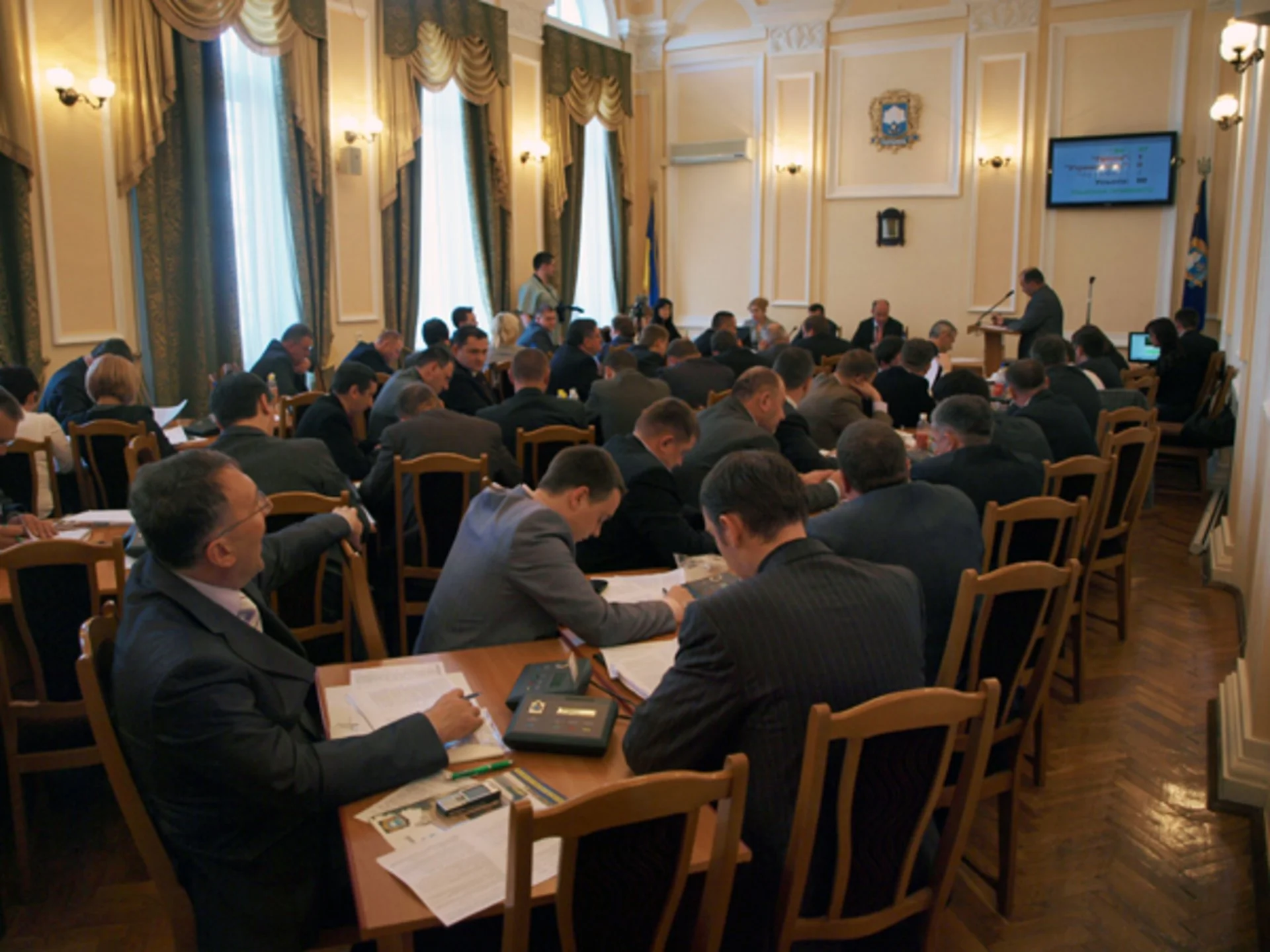 Тернопільські депутати просять грошей на зарплати бюджетникам