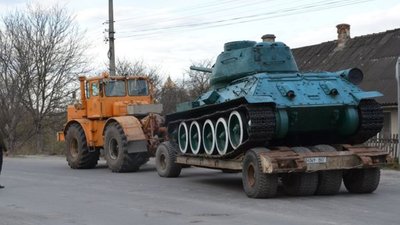 У Чорткові демонтували радянський танк: сьогодні планують зняти солдата. ФОТО