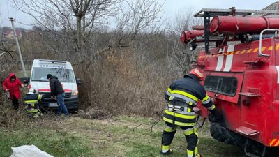 Врятувати двох жінок допомогли бійці ДСНС