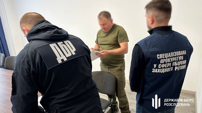 Товкли битою і змушували ставати на коліна: керівники ТЦК знущалися з військового. ВІДЕО