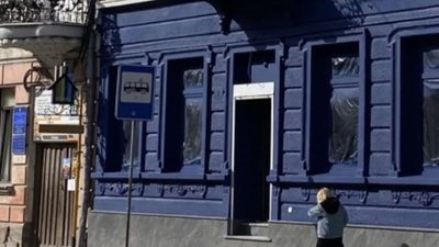 Тернопільські муніципали склали протокол за фіолетовий фасад в центрі міста
