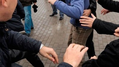 Поліція розслідує обставини бійки підлітків в центрі Тернополя