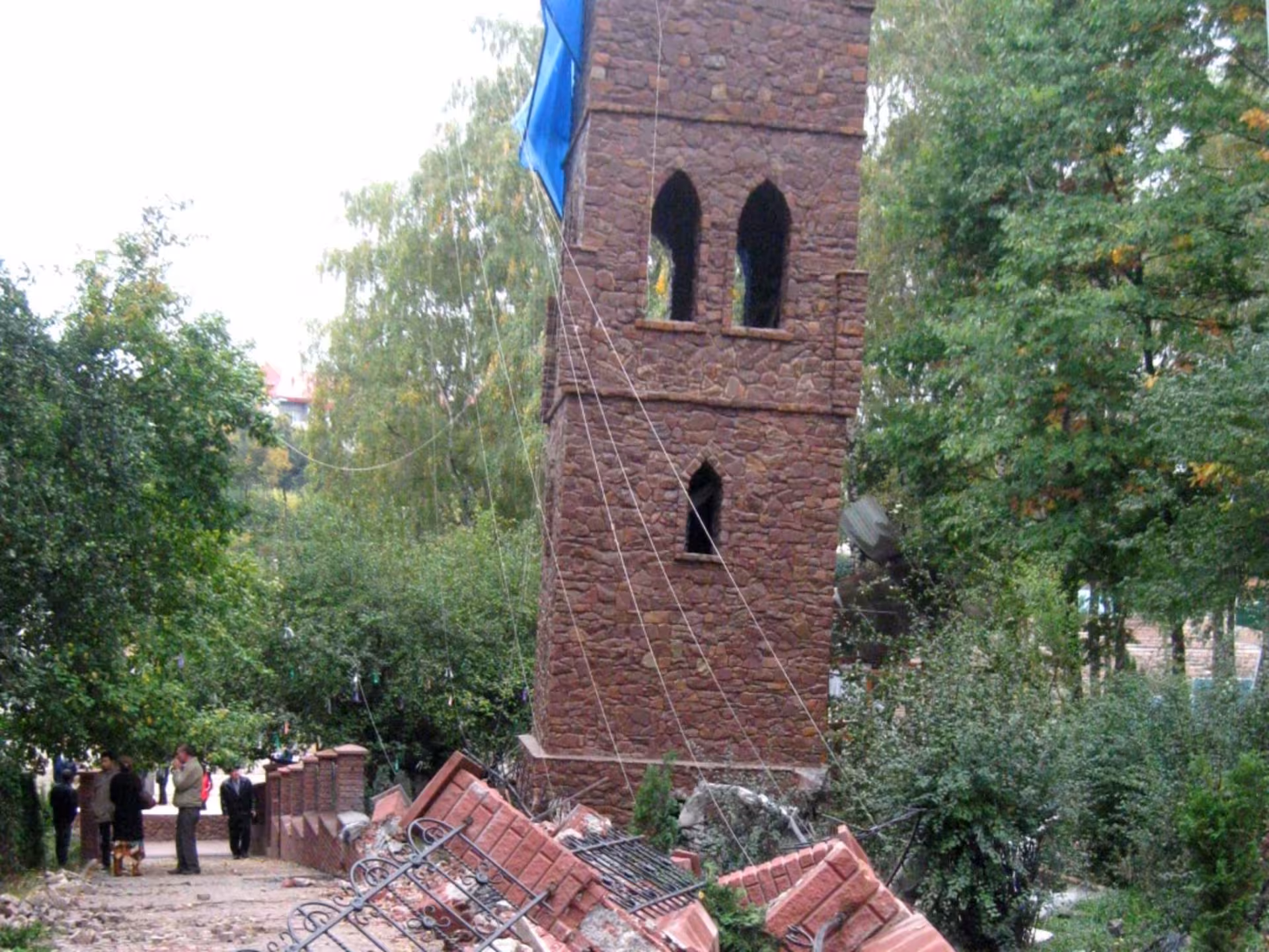 Сектантська вежа після невдалого підриву перетворилася у Пізанську. Фоторепортаж