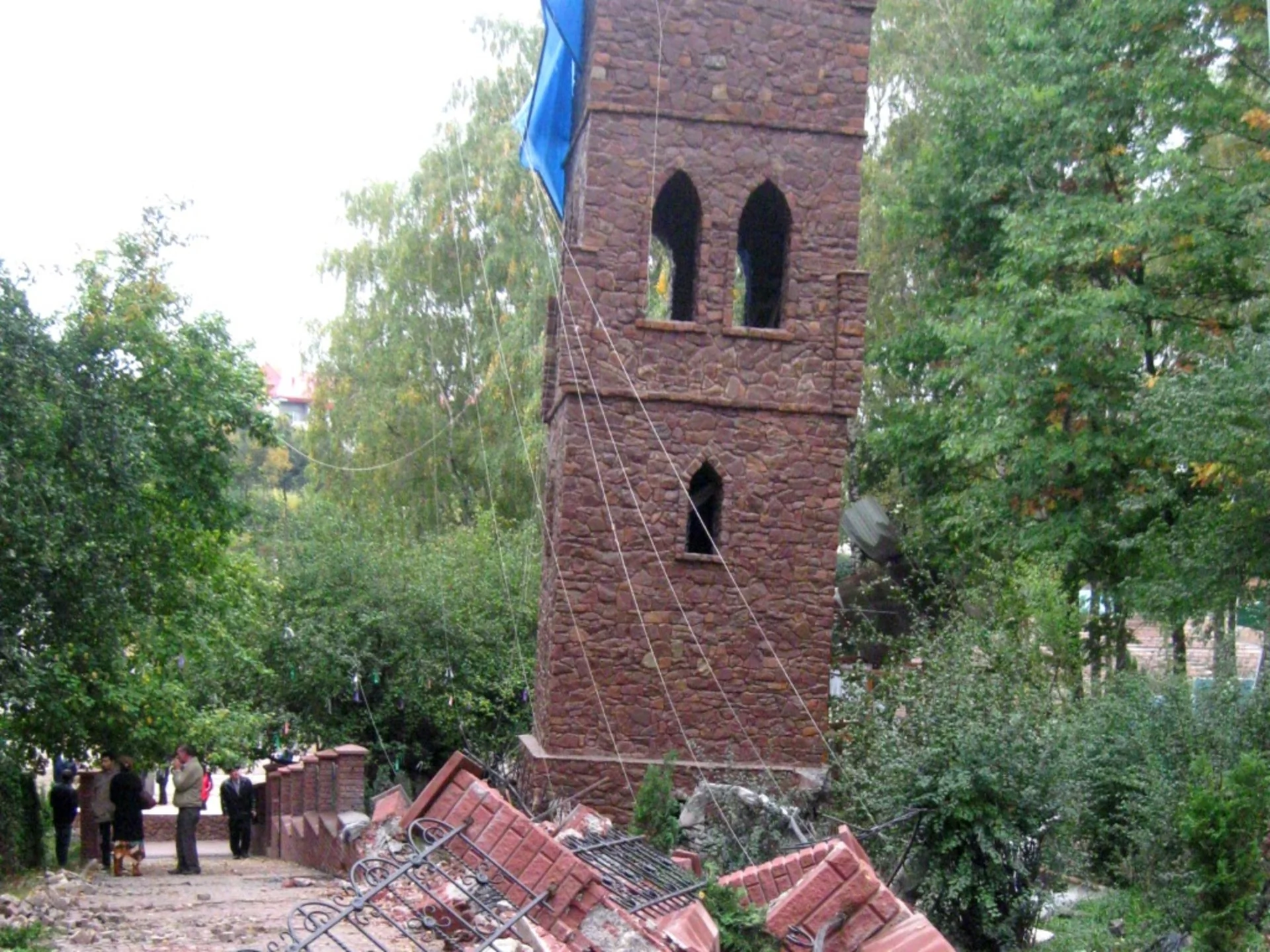 Сектантська вежа після невдалого підриву перетворилася у Пізанську. Фоторепортаж