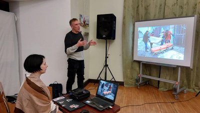 "Нескорений Херсон": у Збаразькому замку відкрили фотовиставку з окупованого міста. ФОТО