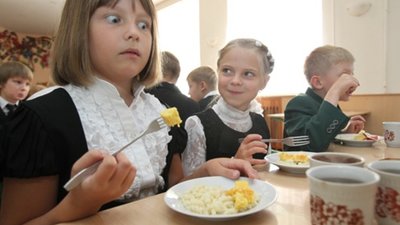 Наче свиняча тирба: у соцмережі показали, чим годують дітей у школі і садочку на Тернопільщині