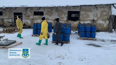 З Тернопільщини вивезли 17 тонн небезпечних пестицидів. ФОТО