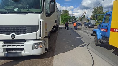 У Тернополі водій вантажівки збив електричну опору. ФОТО