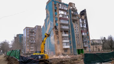 У Тернополі триває демонтаж зруйнованого ракетою житлового будинку