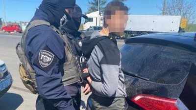 Купували автівки, смартфони і прикраси: "волонтерів" з Тернопільщини судять за привласнення двох мільйонів гривень пожертв на ЗСУ