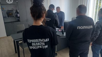 Директор лікарні виплатив зайвої зарплати на 1,2 млн гривень