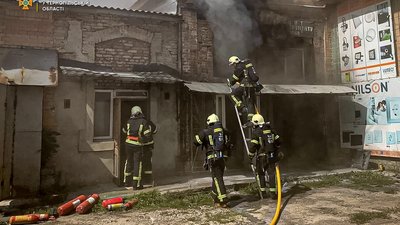 Першими стали до боротьби добровольці: біля Центрального ринку вирувала вогняна стихія. ФОТО