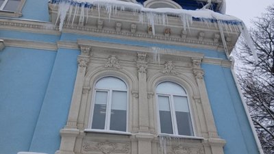 У Тернополі нова небезпека - бурульки на дахах