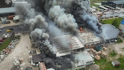 Масштабна пожежа у Тернополі: знищено магазин і склад відомого виробника ковбас. ФОТО, ВІДЕО