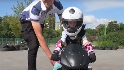 П'ятирічна Софійка з Тернополя гасає на спортивному байку: відео з нею б'є рекорди переглядів. ВІДЕО