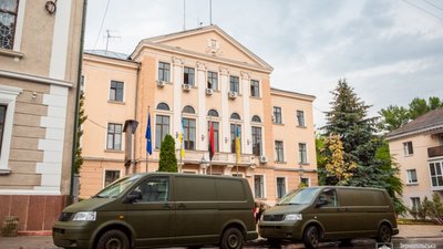 Тернопільські освітяни передали захисникам два буси. ФОТО