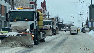 Утворилися кілометрові затори, пасажири штовхали маршрутки: наслідки снігопаду у Тернополі