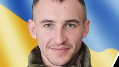 На Тернопільщині прощаються із 27-річним Героєм, котрий загинув понад рік тому. ВІДЕО