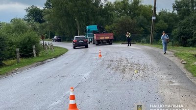 Фуру занесло і вона "зачепила" позашляховик: ще одна ДТП на Тернопільщині
