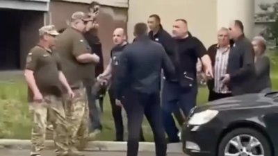 Трощили вікна камінням і гайковим ключем: агресивний натовп напав на автомобіль ТЦК