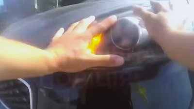 Патрульні голіруч зупинили некерований автомобіль, водій якого втратив свідомість. ВІДЕО