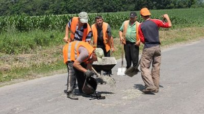 На Тернопільщині ями на дорозі засипають ... піском. Фото