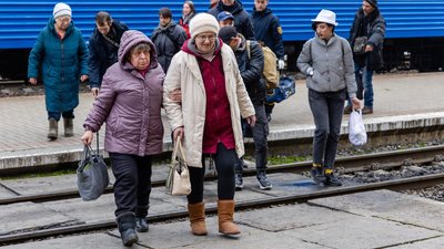 "У мене немає дому. Зруйновано абсолютно все": до Тернополя знову прибув евакуаційний потяг з Донеччини. ФОТО