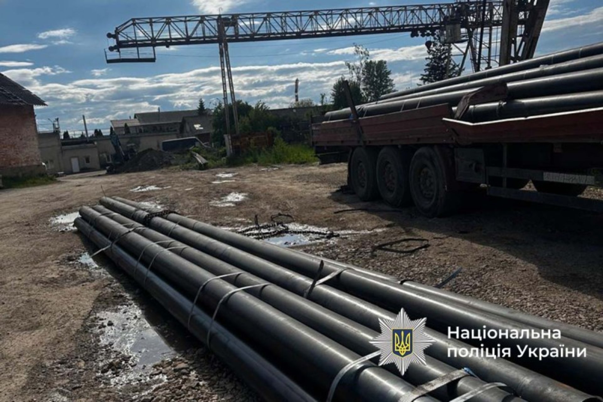 Металеві труби розчавили чоловіка: страшна смерть на підприємстві