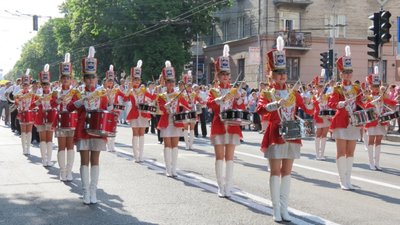 Тернопільські випускники марширували з оркестром та депутатами. Фото