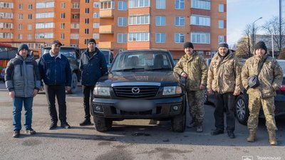 Тернопіль для ЗСУ: колектив Міськавтотрансу передав автомобіль військовим