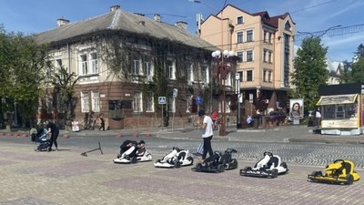 Становлять небезпеку: з Театрального майдану заберуть незаконний прокат картингів