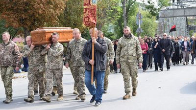 На колінах, з квітами і прапорами: у Чорткові зустріли загиблого Героя Василя Мармуса. ФОТО