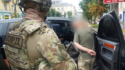 Справа хабарників з ТЦК: у затриманих знайшли майже десять мільйонів гривень у різній валюті. ФОТО