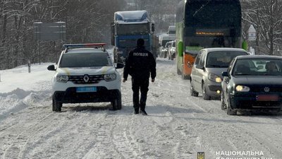 На Тернопільщині поліцейські допомагають водіям боротися зі сніговим колапсом