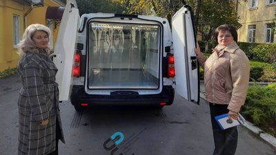 Тернопільщина отримала спеціальний автомобіль для транспортування вакцин. ФОТО