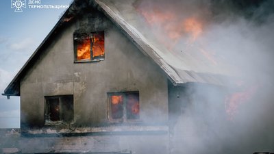 У Байківцях горів будинок: ще дві будівлі та автомобіль встигли врятувати. ФОТО